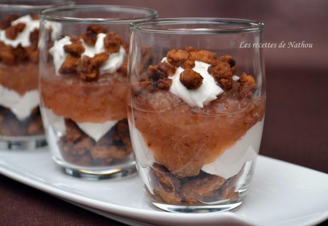 Verrines de compote poire et figue, chèvre frais et pépites de spéculoos poêlées au miel