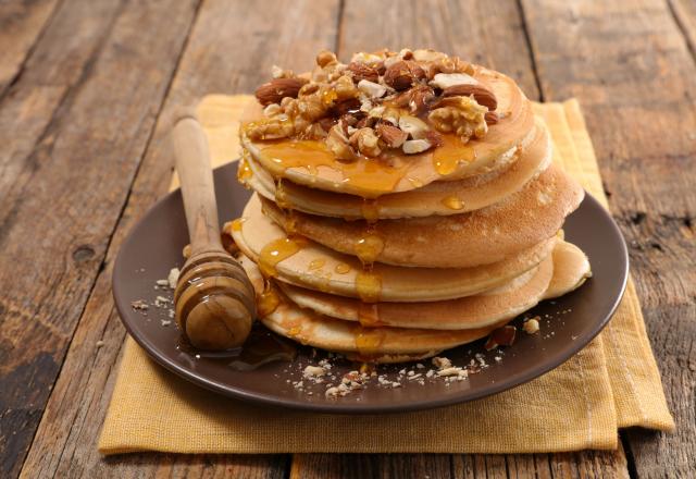 Pancakes au yaourt, miel, noix et amandes