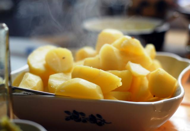 Cette méthode est la seule qui puisse vous permettre de cuire des pommes de terre en 3 minutes top chrono