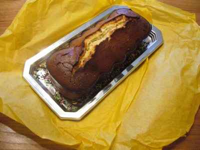 Gâteau brun au yaourt et pépites de chocolat