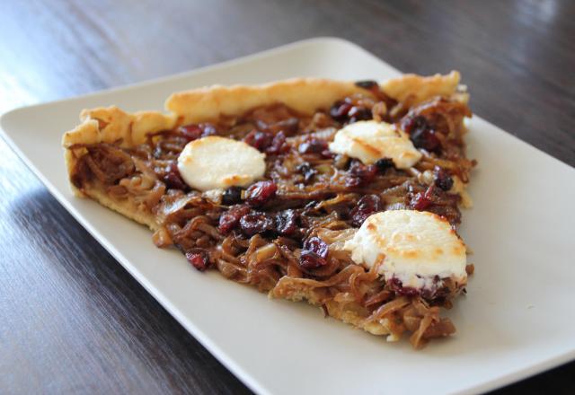 Tarte aux oignons caramélisés, cranberries et chèvre frais