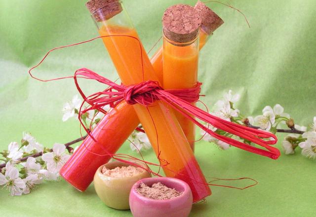 Potion magique ou smoothie mangue, carottes, fraises, jus de betteraves et épices