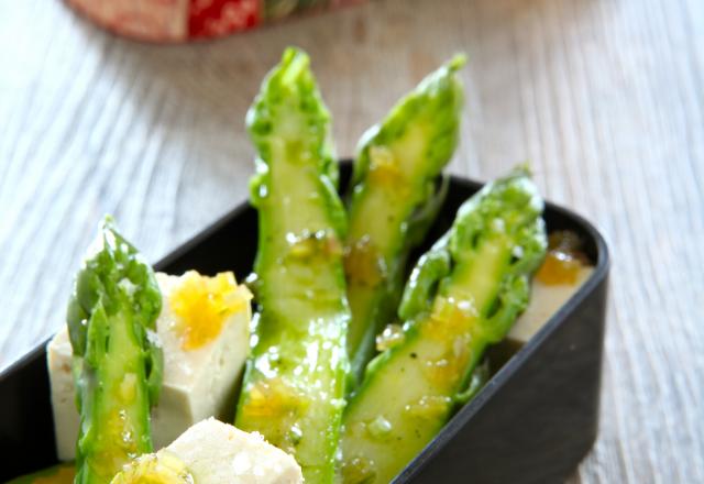 Asperges vertes et tofu en vinaigrette de thé