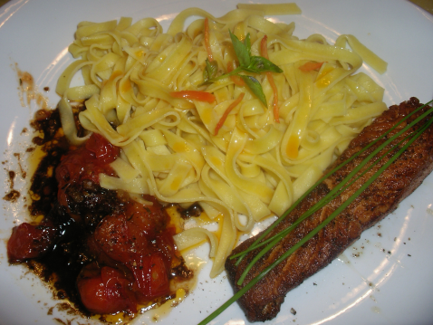 Pavé de saumon et ses tomates cerises caramélisées au miel