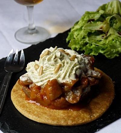 Tartelette à la ratatouille, chèvre, chantilly au pesto