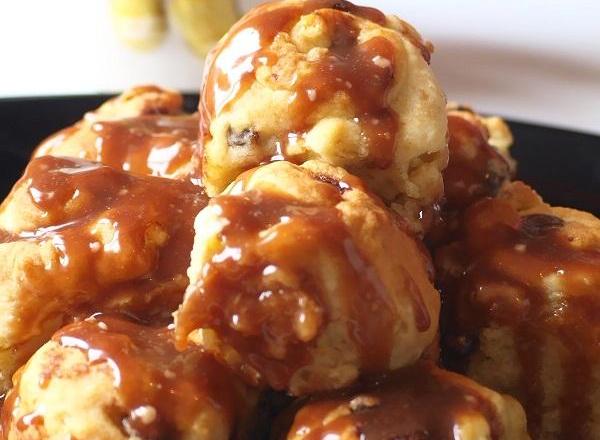 Scones tendres briochés au chocolat au lait et sa sauce glacée