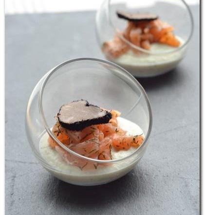 Verrine de crème d'artichaut au fromage et truffe noire, saumon fumé