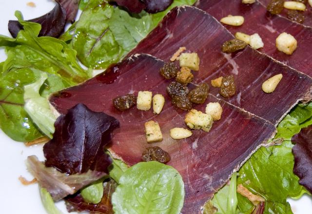 Salade des grisons, vinaigrette à la mélasse de grenades