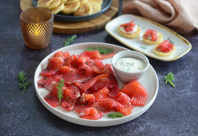 Pour Noël, réalisez ce gravlax de saumon express en seulement 20 minutes, une recette parfaite pour épater vos invités