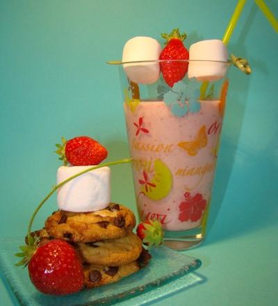 Milk-shake fraise vanille de Léa, et ses petits cookies aux pépites de chocolat et éclats de chamallow