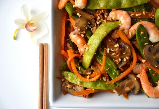 Wok de légumes croquants et crevettes à l'asiatique saveur cacahuète