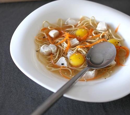 Dés de poulet pochés au bouillon crustacé, nouille chinoise et julienne de carotte