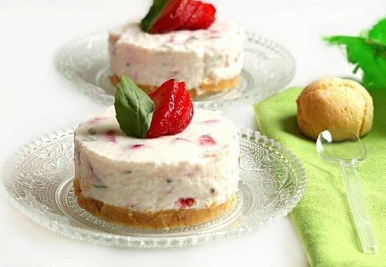 Mousse de fraise et roquette sur son croustillant biscuit