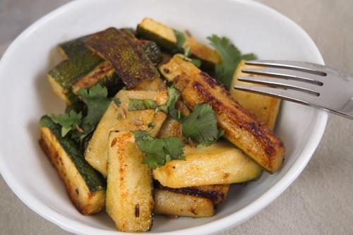 Courgettes sautées à la moutarde, cumin et coriandre fraîche