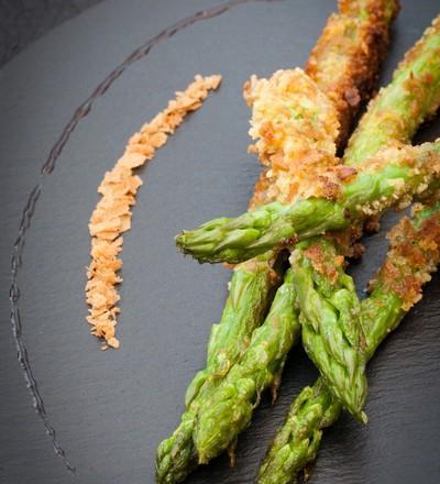 Asperges vertes, chapelure de Gavottes