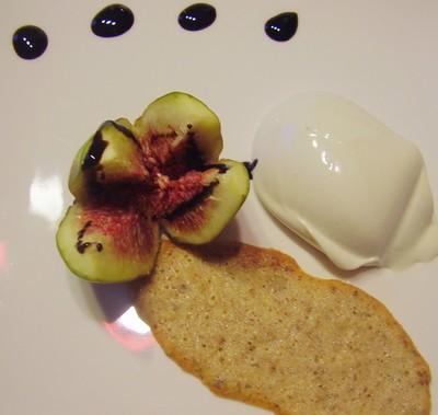 Parfait au roquefort, tuiles aux noix, figues fraîches au balsamique de figue