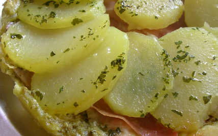 Tarte tatin de pommes de terre au pesto, parmesan et jambon de Parme