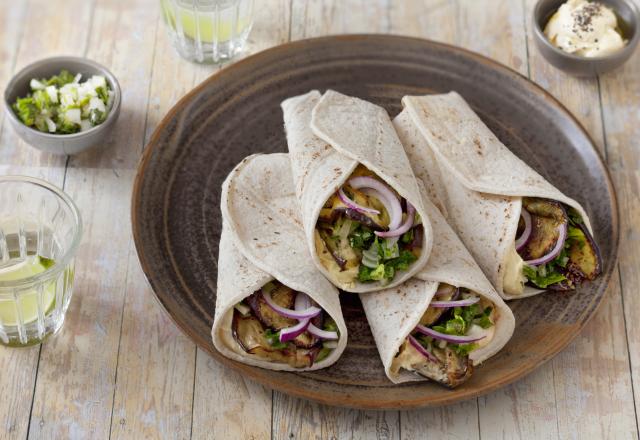 Burritos végétariens sans gluten aux aubergines, herbes et houmous