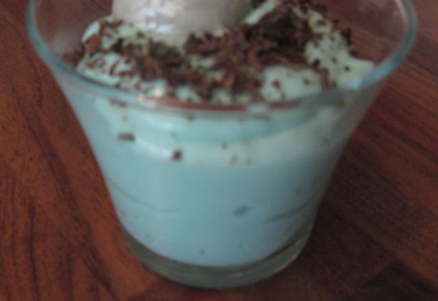 Mousse bleue aux bonbons schtroumpf