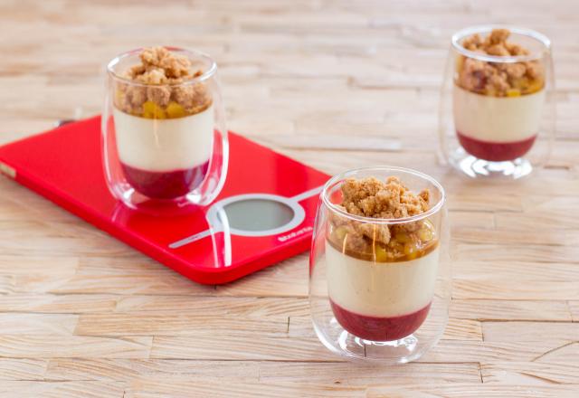 Verrine vanille, gelée de framboise et ananas vanillé parsemé de crumble coco