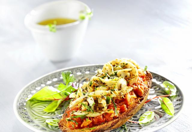 Tostada de seiches rôties sur compotée de tomates