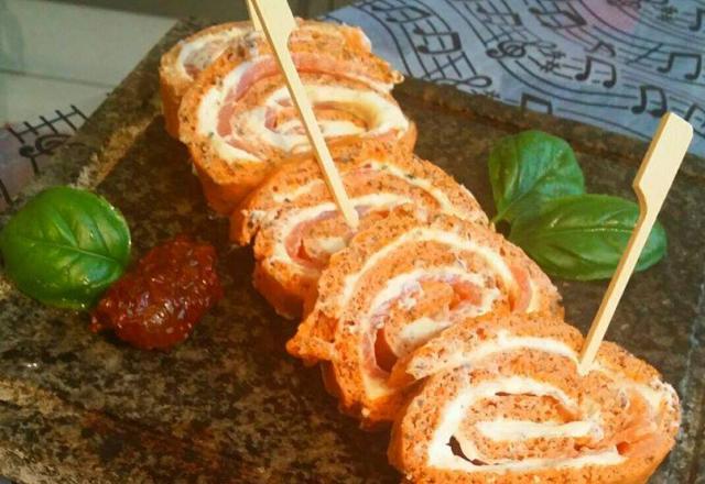 Roulé de tomate saumon fumé et fromage à l'ail et au fines herbes