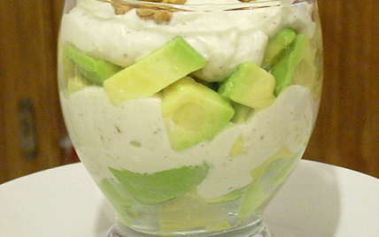 Verrine d'avocat au roquefort et aux noix