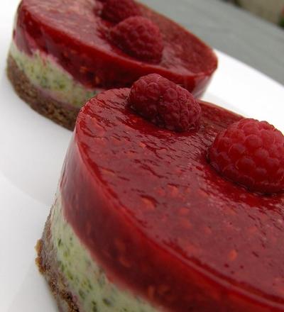 Tartelettes aux framboises et à la crème de pistache sur biscuit chocolaté