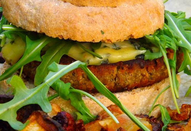 Auvergnat burger végé aux lentilles du Puy et à la Fourme d'Ambert