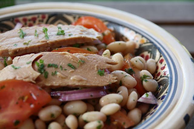 Salade de haricots blancs et tomates à l'émincé de thon