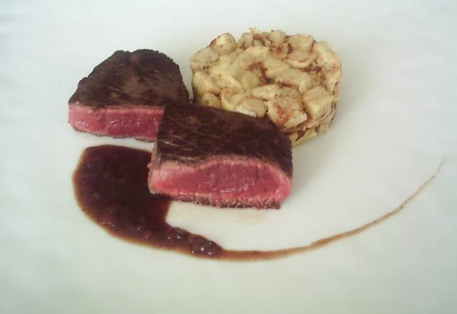 Tournedos de bœuf, cœurs d'artichauds poêlés, sauce bordelaise: