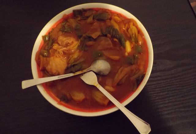 Soupe aux tomates et aux bok choy