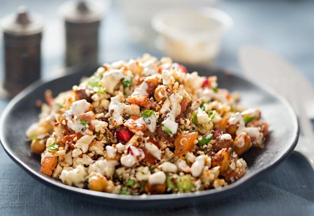 Salade de chou-fleur rôti, quinoa, feta, pois chiches et menthe