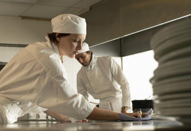 SOS bactéries : on ne rigole pas avec l'hygiène en cuisine