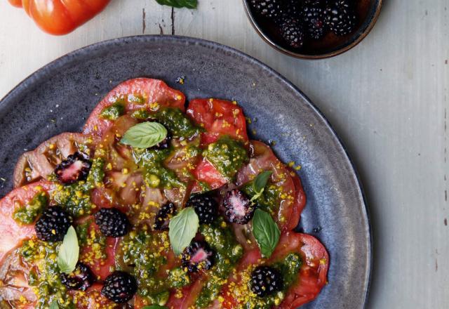 Carpaccio de tomates de France, pesto de pistaches et mûres