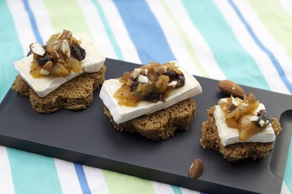 Canapés de pain noir, compote de poire et raisin à la cannelle, Caprice des Dieux, brisures d'amandes