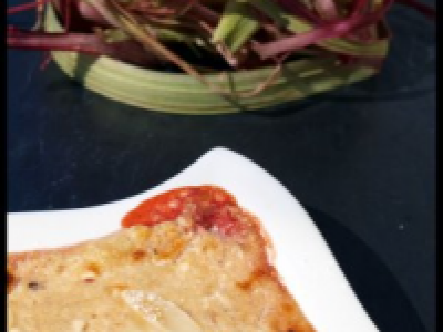 Gratin de rhubarbe et fraises séchées parsemées d'amandes effilées