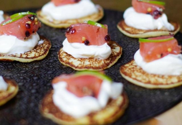 Petits blinis au saumon fumé, crème fraîche et citron vert