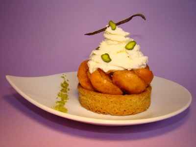 Tartelette aux abricots caramélisés et vanille, pistaches vertes, et crème mascarpone abricot calisson