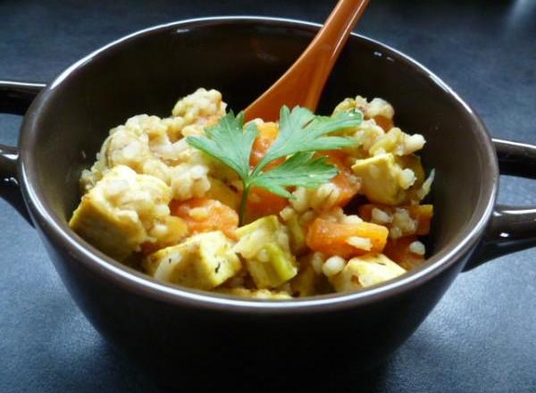 Risotto épicé de graines aux petits légumes et au tofu