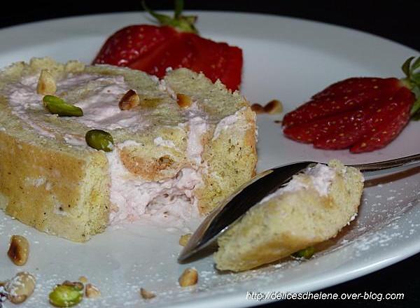 Biscuit roulé à la chantilly de fraises