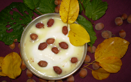 Fromage blanc au chocolat blanc et noisettes.