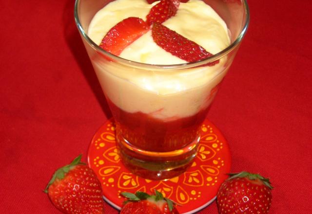 Mousse à l'amande sur lit de fraises