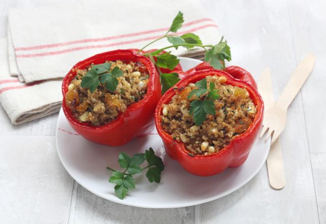 Poivrons farcis au quinoa, raisins secs, pignons et fromage de chèvre