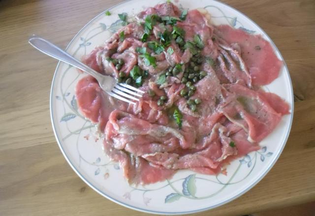 Carpaccio de bœuf à la marinade d'huile d'olive, citron et câpres