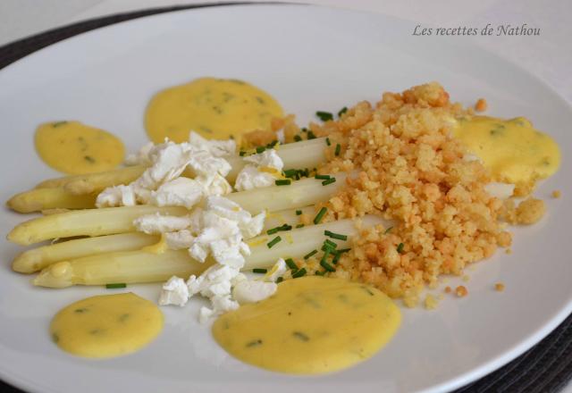 Asperges blanches sauce hollandaise citronnée à la ciboulette, crumble de parmesan et chèvre