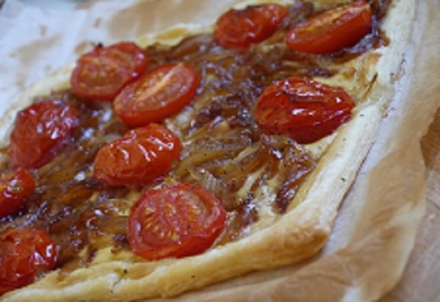 Tarte fine aux oignons et aux tomates rôties