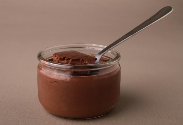 “Rapide et efficace” : la cheffe Amandine Chaignot vous partage une recette de crème au chocolat aussi facile que délicieuse !