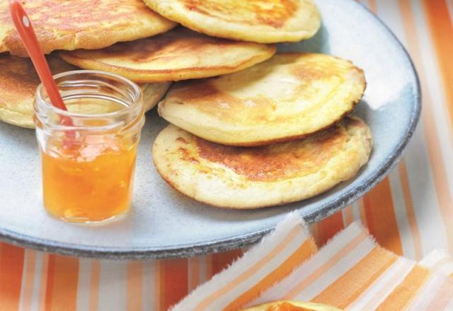 Pancakes à la confiture d'abricots et pêches