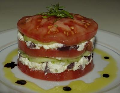 Mille-feuilles de tomates à la féta et aux concombres